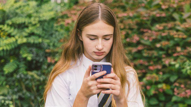 Thousands of UK teenagers take part in social media study