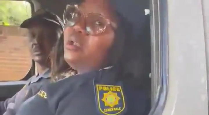 SA Girl Who Caught Police Officers Receiving R4,000 Bribe From Zimbabwean Foreigner Confronted Them