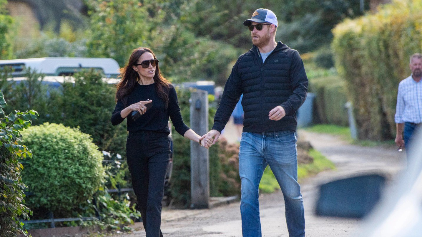 Loved up Harry and Meg pictured enjoying pub lunch of pie & mash and fish and chips on first UK outing since return