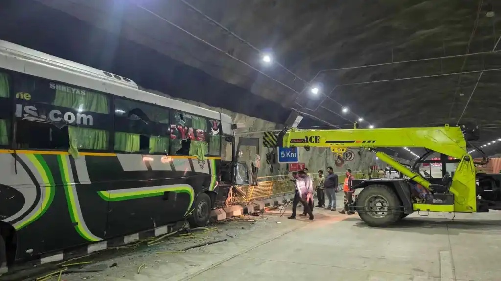 5 injured in accident on Pune-Mumbai Expressway’s Missing Link; traffic diverted