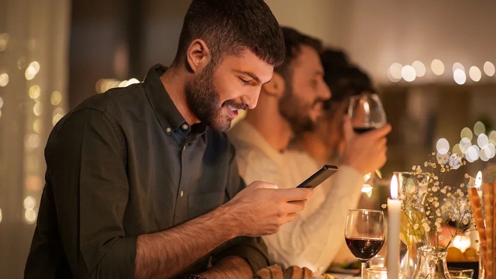 Woman wonders if she is in the wrong after asking her boyfriend to get off his phone — now he won’t speak to her