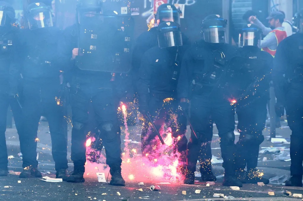Half of French sixth form schools close as student clashes with cops worsen & Macron convenes emergency meeting