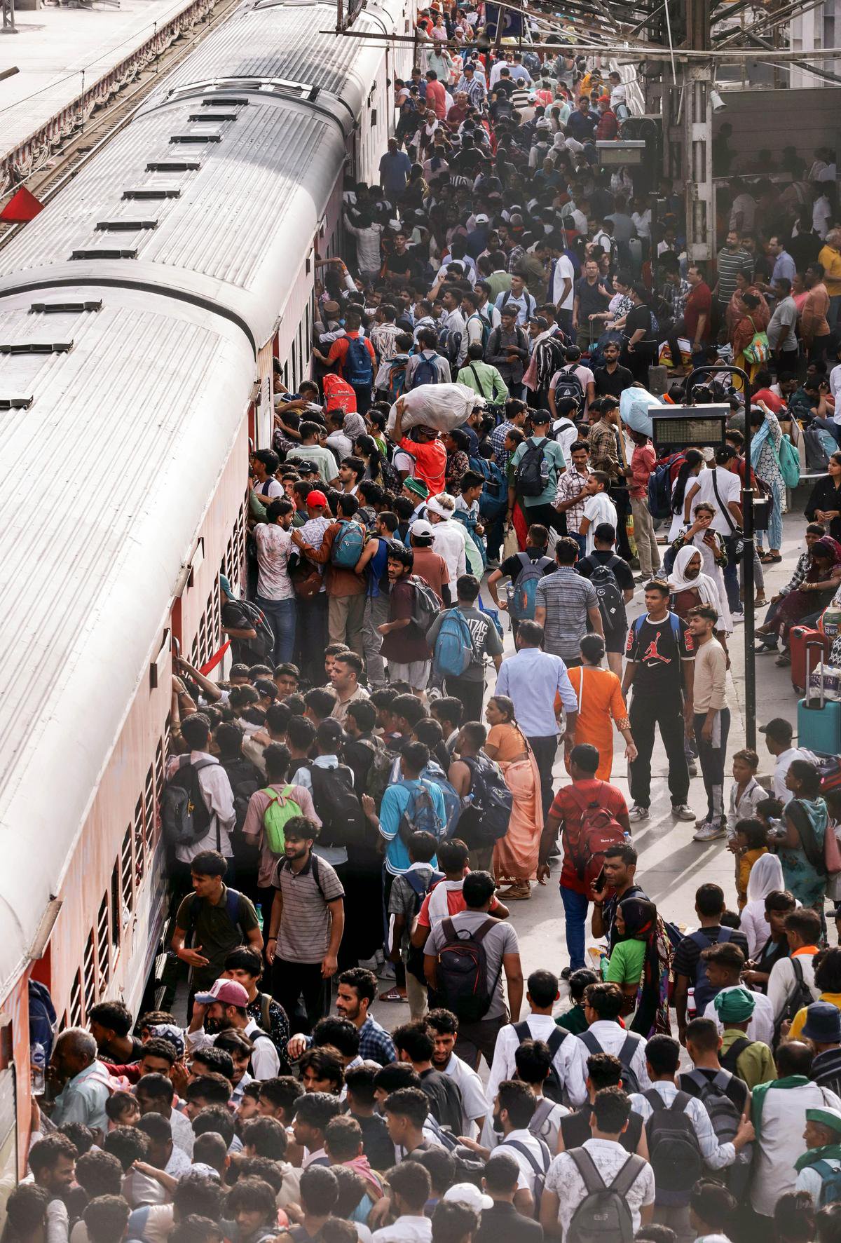 Queues, crowds, and the fear of missing out