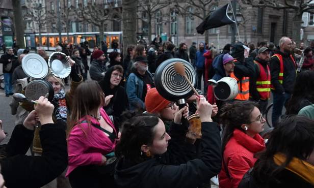 Spaniards bang pots and pans in fresh housing protest