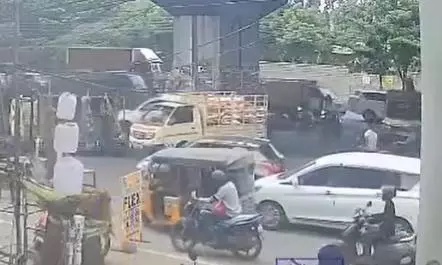 Hyderabad: Man Dies After Iron Rod Falls From Trolley Auto on Balanagar Flyover