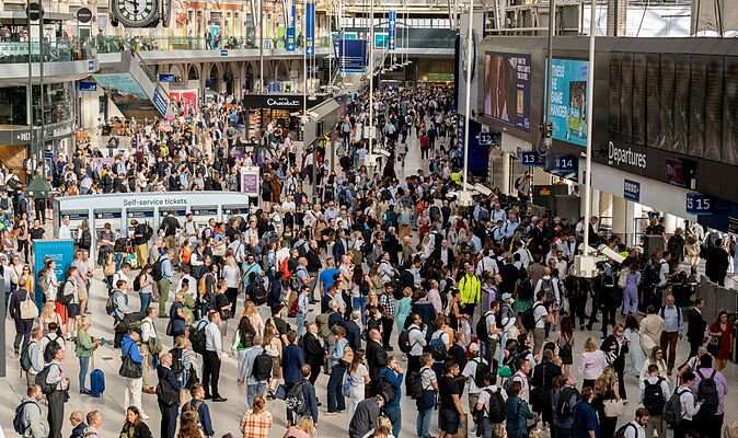 Foreigners take 80% of all new UK jobs – Britons ‘written off’