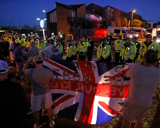 Anti-migrant protesters scuffle with police in Gosport after Channel rescue