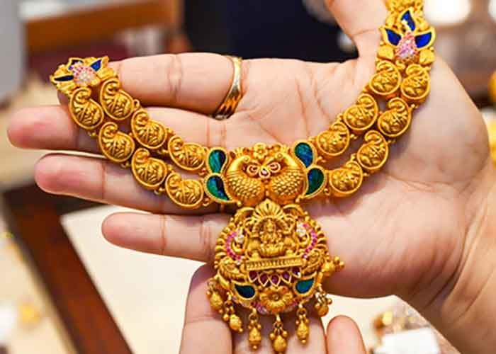 Gold Falls 1% on MCX, Silver Gains Amid Geopolitical Uncertainty