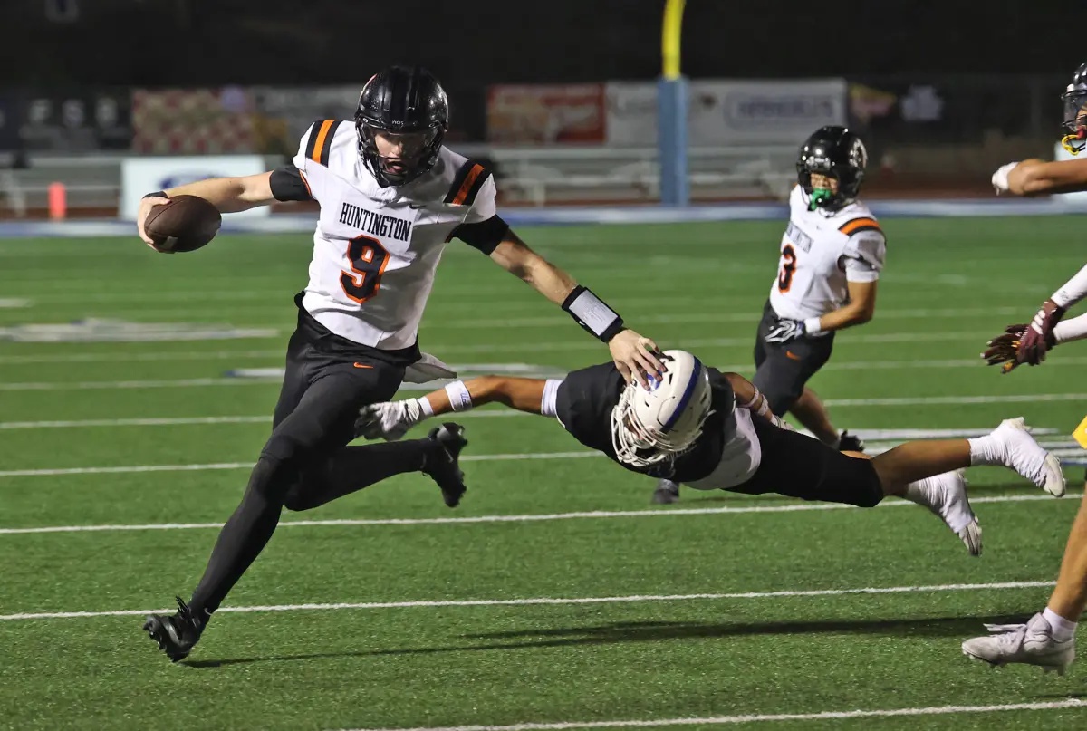 Huntington Beach football rallies late to win at Dana Hills, improves to 7-0