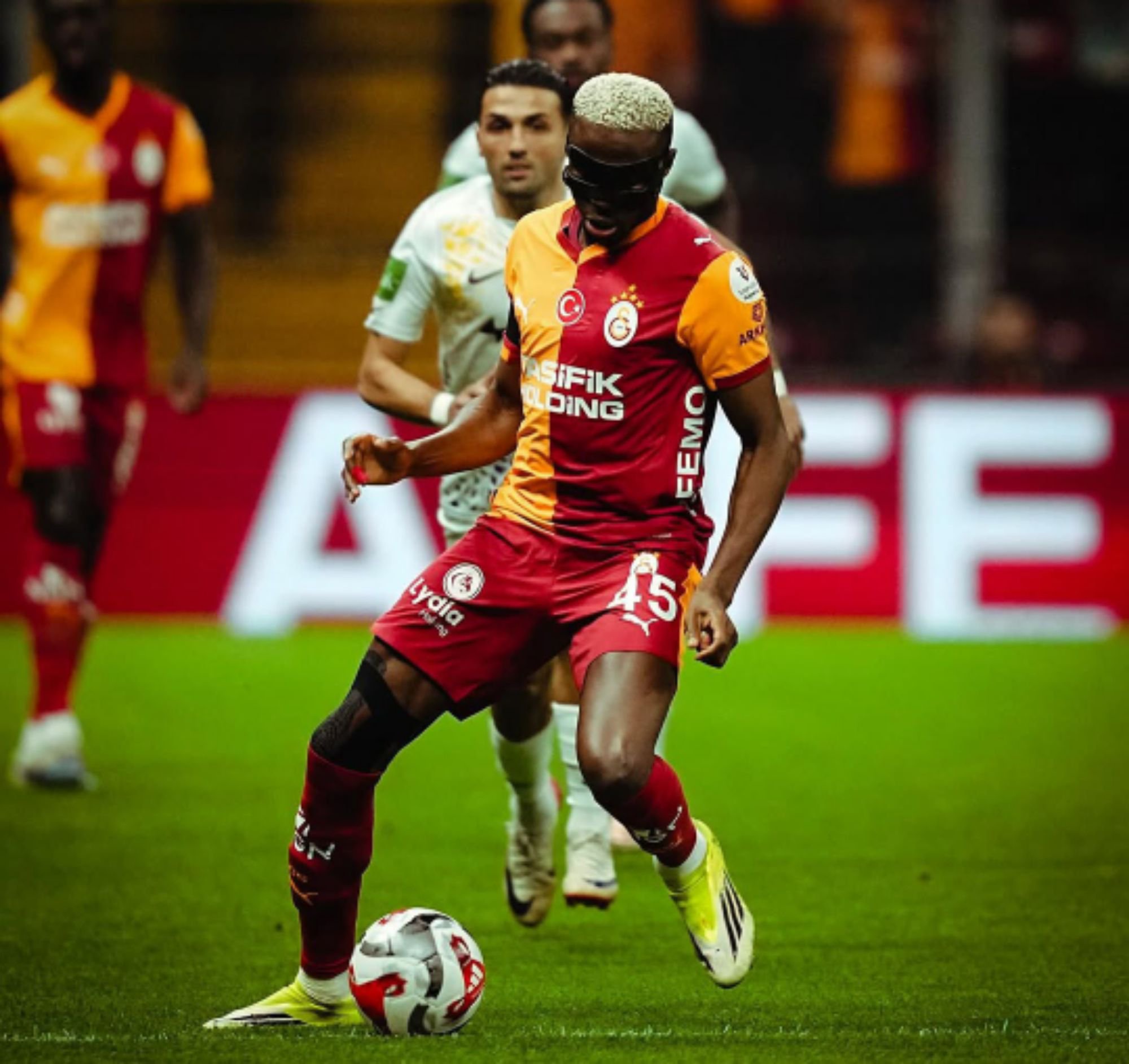 UCL: Barcelona Coach Wary Of ‘Fantastic Striker’ Osimhen Ahead Of Galatasaray Clash