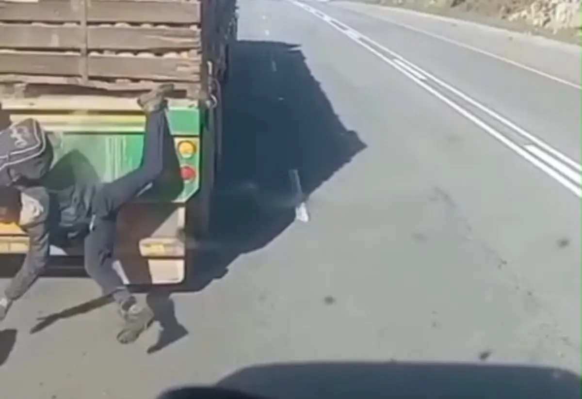 Watch: Cargo Thief Left Hanging Upside Down After Botched Getaway From Moving Truck on R72