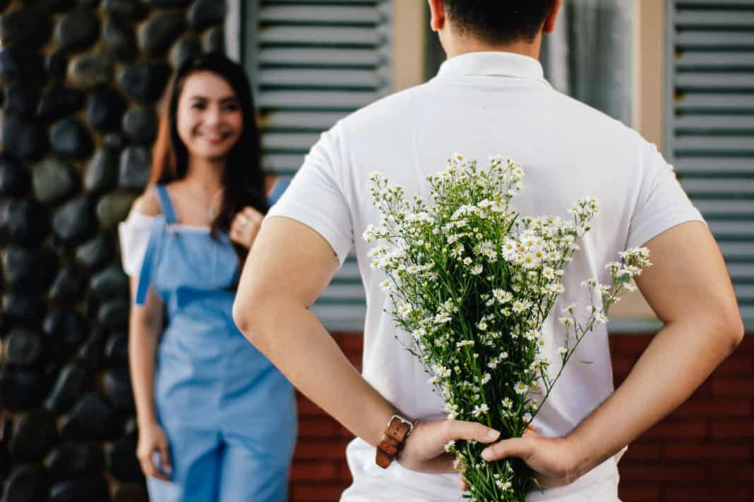 8 Scientifically Proven Ways to Attract Women