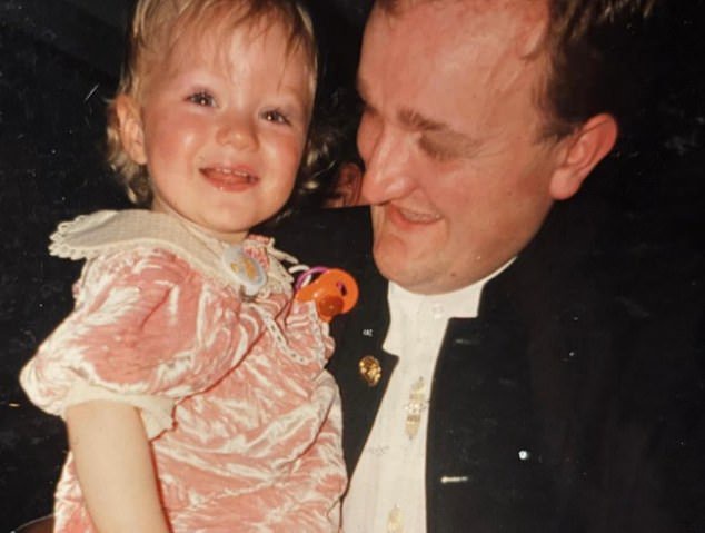 Country star Claudia Buckley cried for two days when she heard Dolly Parton had died… Here are the life lessons she took from the Working 9-5 star, and the one cruel term she hates people using to describe her