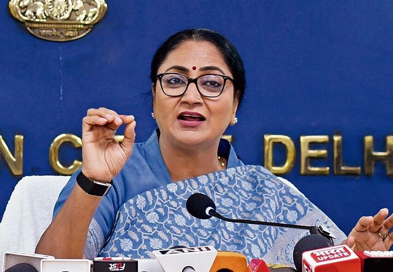 Delhi Chief Minister launches portal for e-auto scheme
