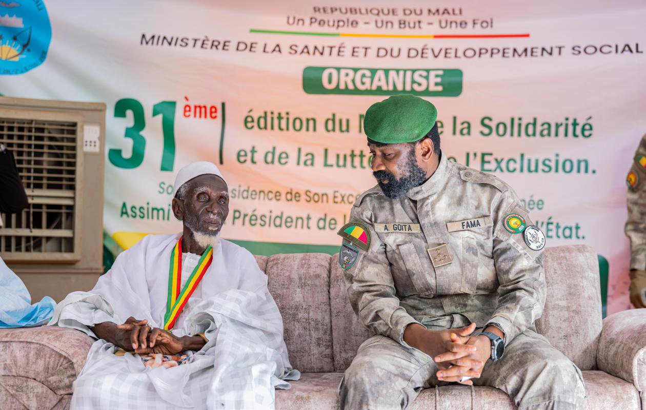 Mali : Assimi Goita chez un vieil homme de 114 ans